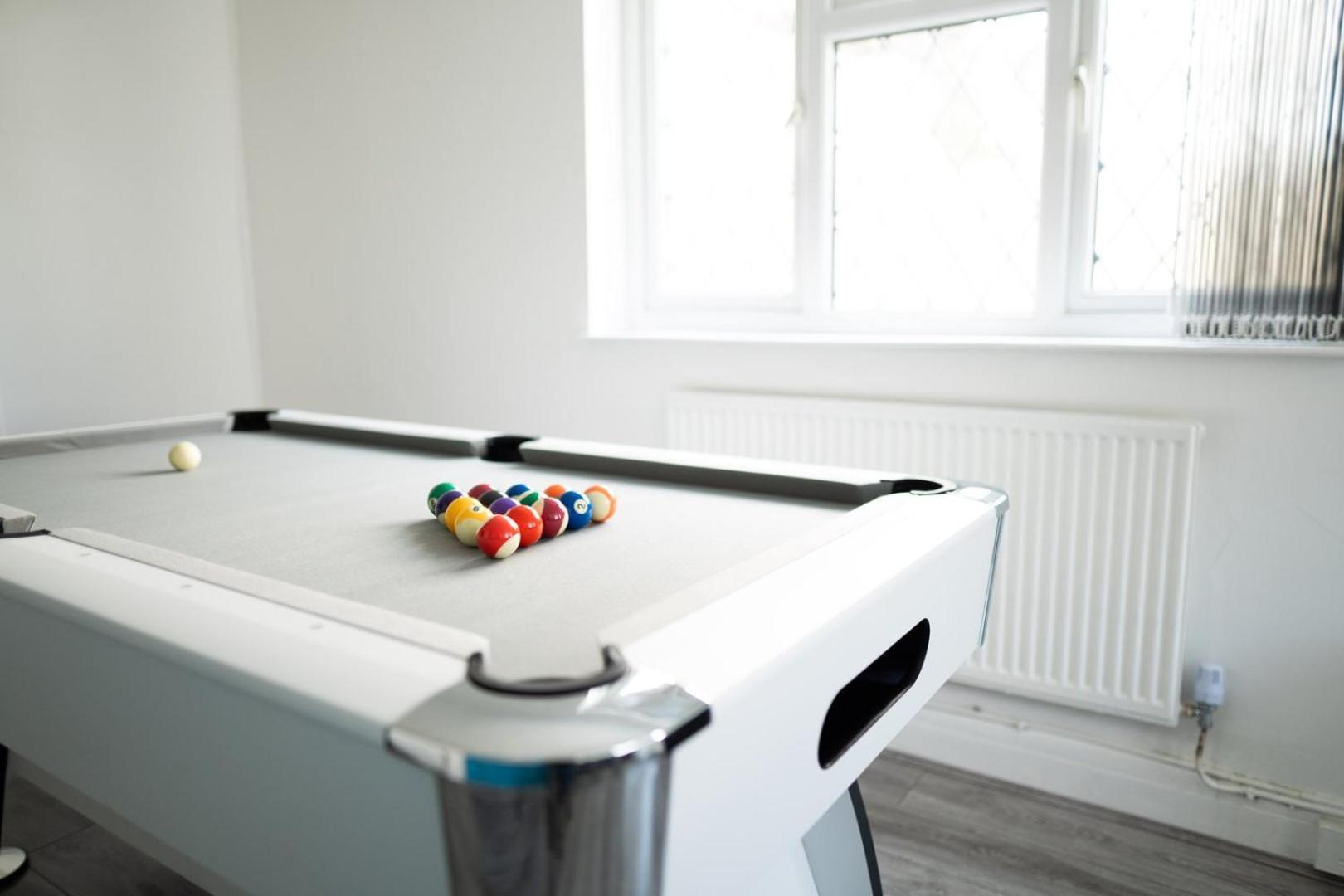 Spacious 4-Bedroom Apt | Pool Table Cardiff Luaran gambar